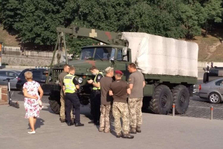В самісінькому центрі Києва у військової вантажівки відмовили гальма (Фото)