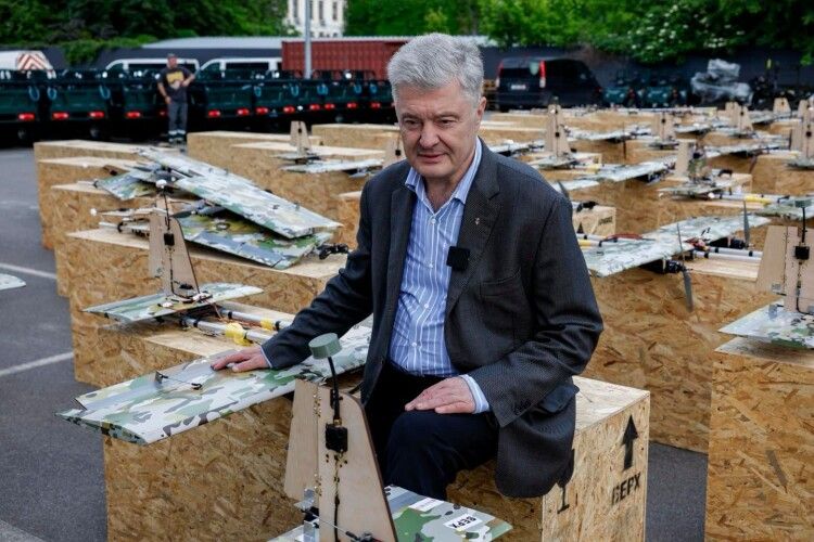 Дипломатія дронів: Порошенко передав військовим чергову партію «аргументів» для ворога