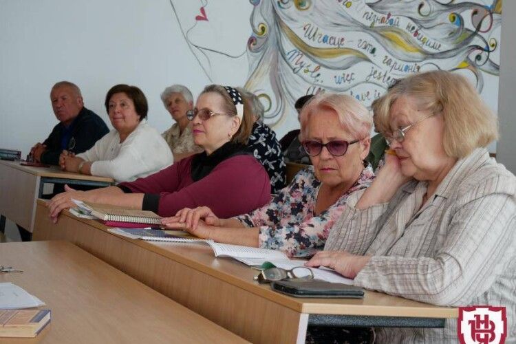 «Маємо різних відвідувачів: лікарі, викладачі, вчителі»: у волинському виші діє Розмовний клуб (Фото)