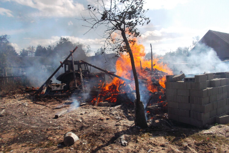У селі на Рівненщині згоріли гараж, дровітня та трактор
