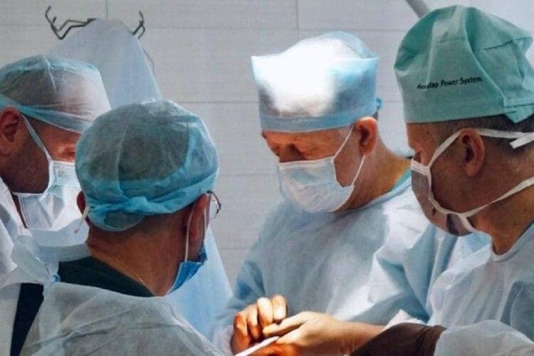 Львівські хірурги вилікували чоловіка, в якого роками не розгиналися ноги (Фото)