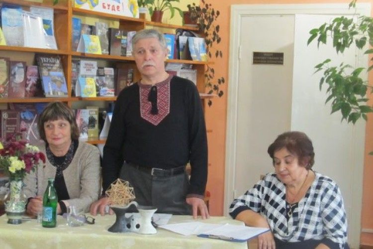 Виставка художника Ореста Хмельовського «Моя Волинь, мої Карпати» нарешті примандрувала й у Локачі, де живе митець