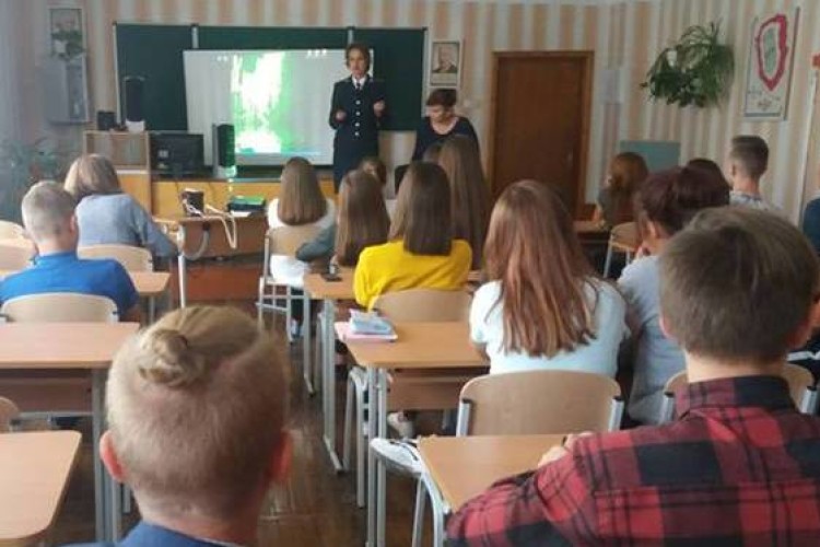 Прокурор розповіла десятикласникам у Нововолинську про кримінальну та адміністративну відповідальність неповнолітніх