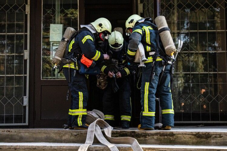 У Луцьку в архівосховищі вогнеборці рятували потерпілих