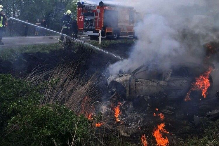 Автотроща поблизу Луцька: автівка вигоріла дотла, водій – у лікарні