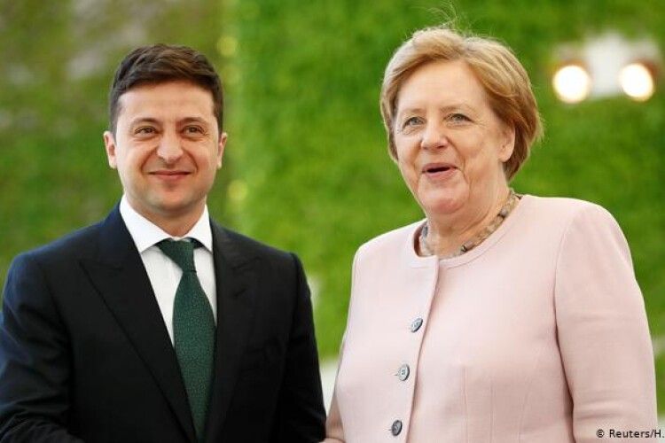 Меркель зателефонувала Зеленському й запросила до Берліна