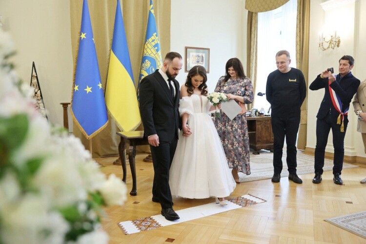 Військовослужбовець та його кохана одружилися у кабінеті мера Львова
