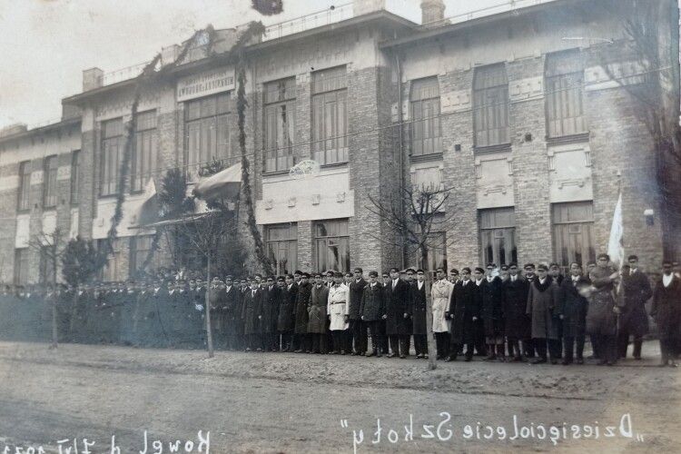 До Ковельського музею передали цінні старовинні поштові листівки