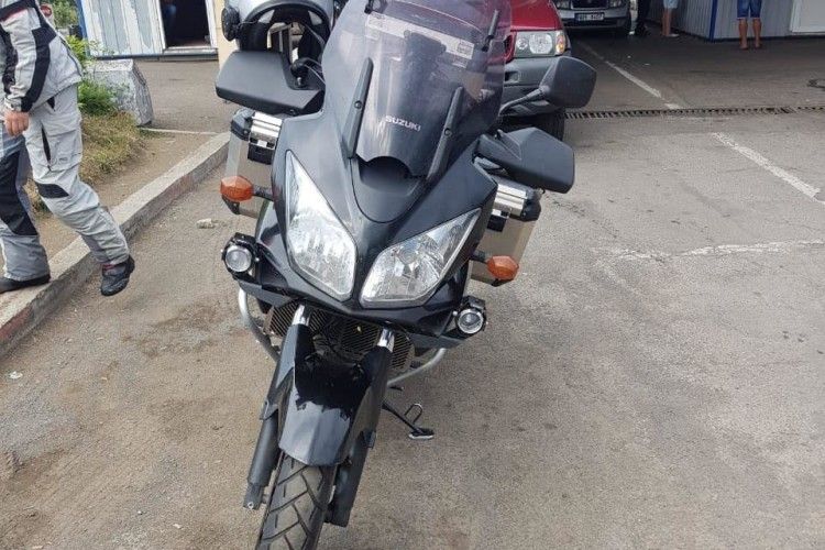 Українські прикордонники виявили розшукуваного у Молдові крадія та викрадений в Італії мотоцикл (Фото)