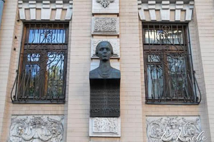 У Києві з фасаду музею вкрали погруддя Лесі Українки
