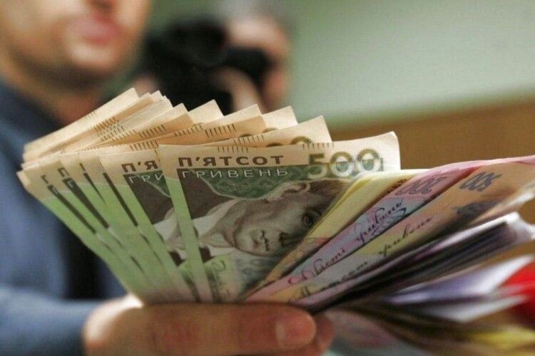 Українцям хочуть підняти зарплати: коли і на скільки