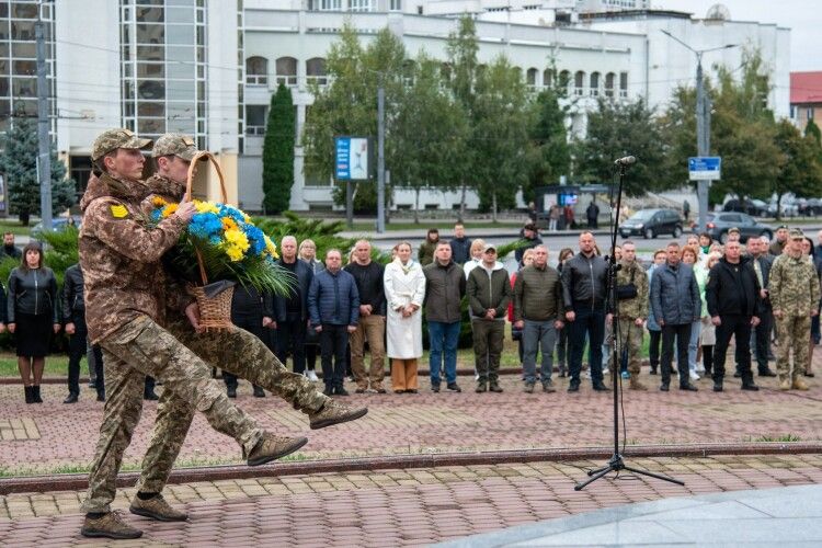 Луцьк схилив голови під час хвилини мовчання разом з усією Україною