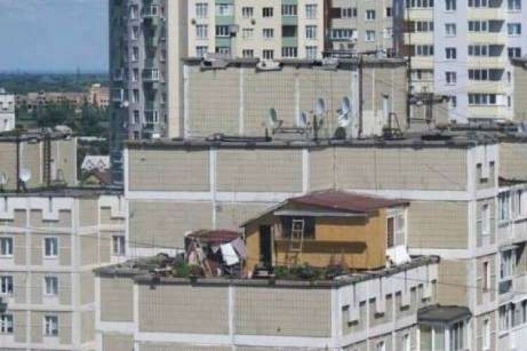 На даху столичної багатоповерхівки чоловік збудував дачу (Фото)