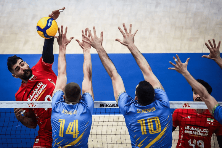 Фортуна відвернулась: українці, двічі виграючи по партіях, поступилися волейболістам Ірану