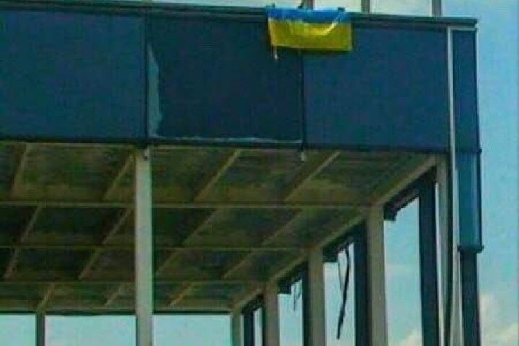 Неподалік «Донбас-Арени» в окупованому Донецьку вивісили український прапор 