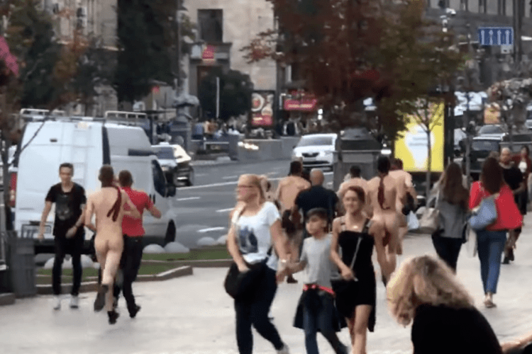 Півдюжини чоловіків голяка пробігли столичним Хрещатиком