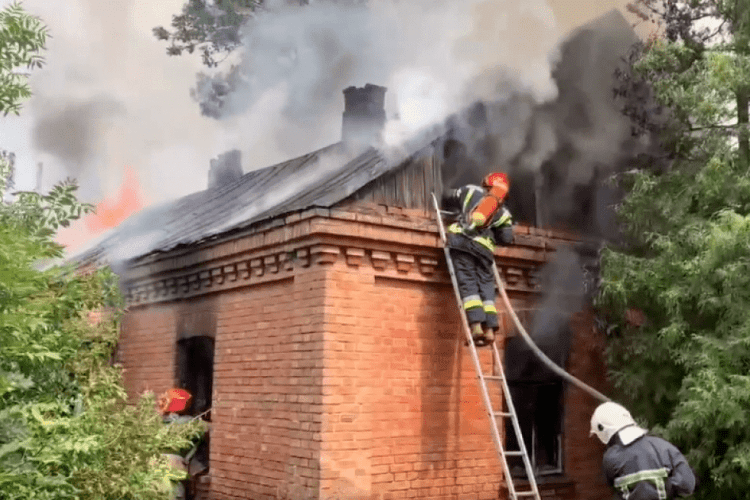 У селі на Рівненщині загорівся житловий будинок (Відео моменту)