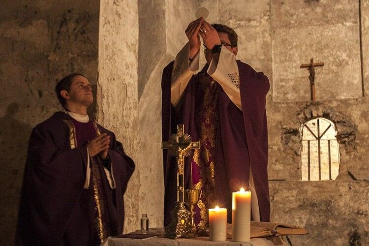 Вперше за 75 років у підземеллях Луцького костелу звершили богослужіння