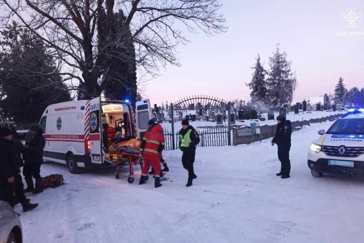 Під Луцьком добровольча пожежна команда врятувала жінку на замерзлій річці