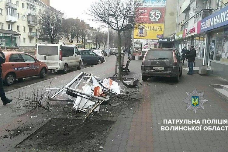 П’яний водій у Луцьку вилетів на тротуар і зніс рекламного щита (Фото)