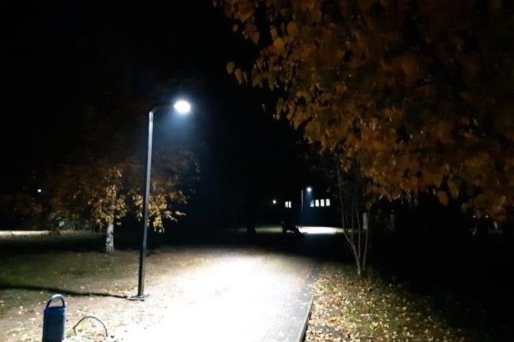 Чекали 30 років: у волинському місті нарешті освітили парк