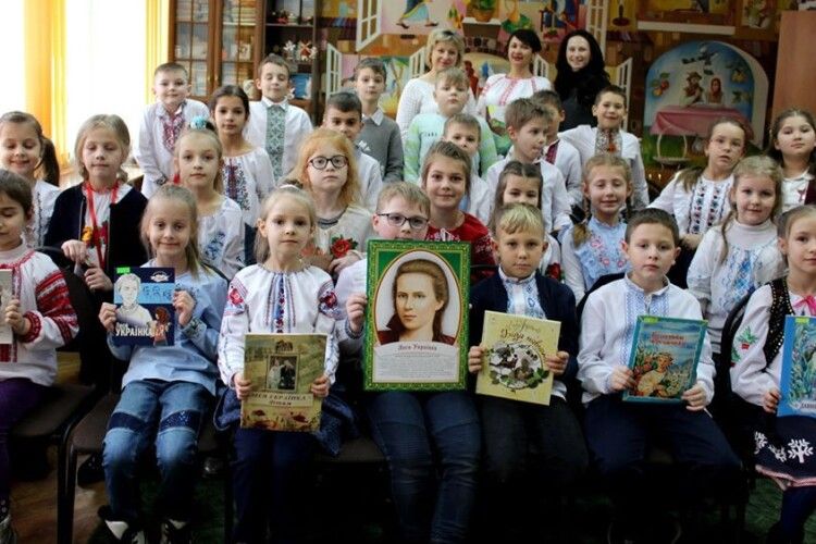 Луцькі другокласники вбралися у вишиванки і поринули в світ поезії Лесі Українки (фото)