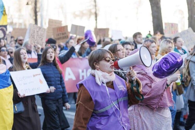 «Квіти – клумбам, права – жінкам»: у Києві та Львові пройшли мітинги за права жінок