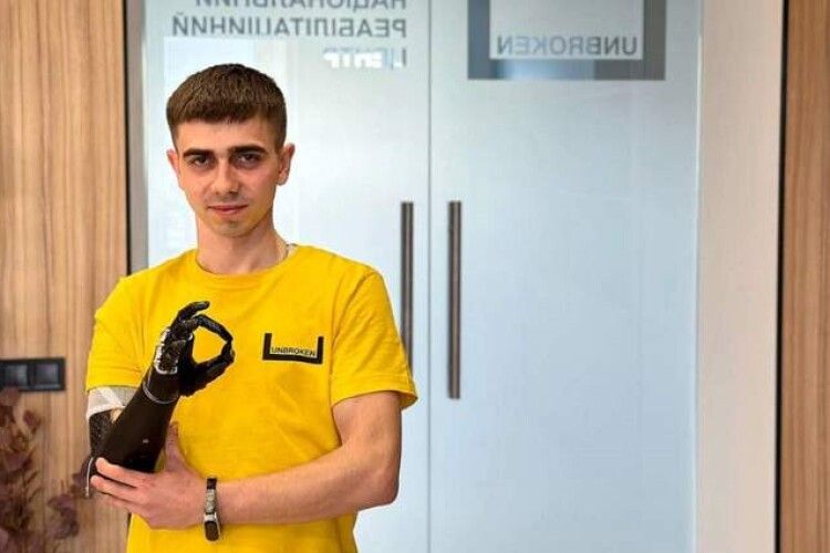 24-річний захисник з біонічним протезом руки повернувся на фронт