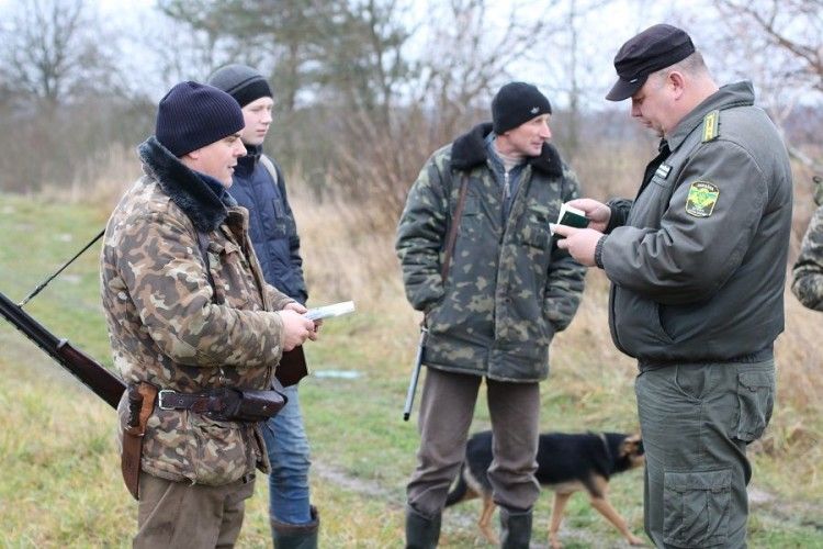 Волинських журналістів вивезли до лісу 