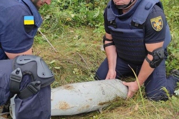 Дубенчанин знайшов у лісі величезну бомбу, яка була в бойовому стані (Фото) 