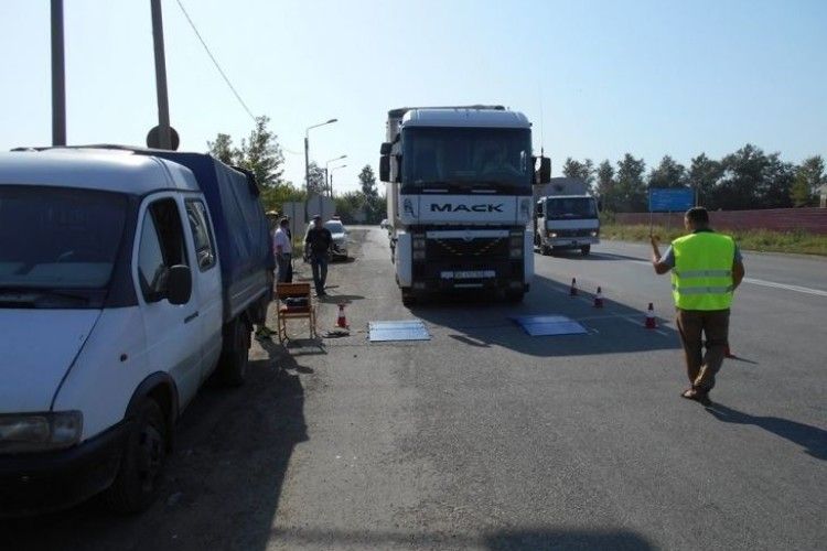 На автошляхах Волині перевіряють великоваговий транспорт