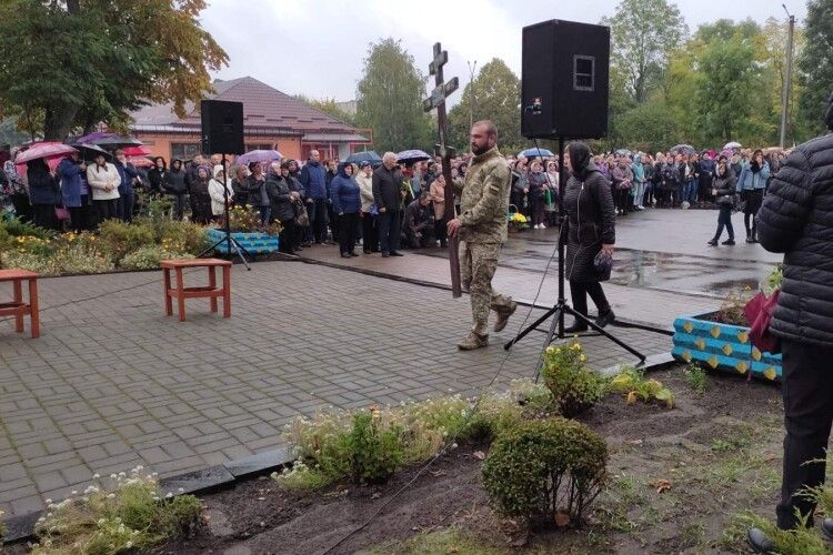 На Рівненщині люди навколішки під дощем зустрічали загиблого Героя (Відео)