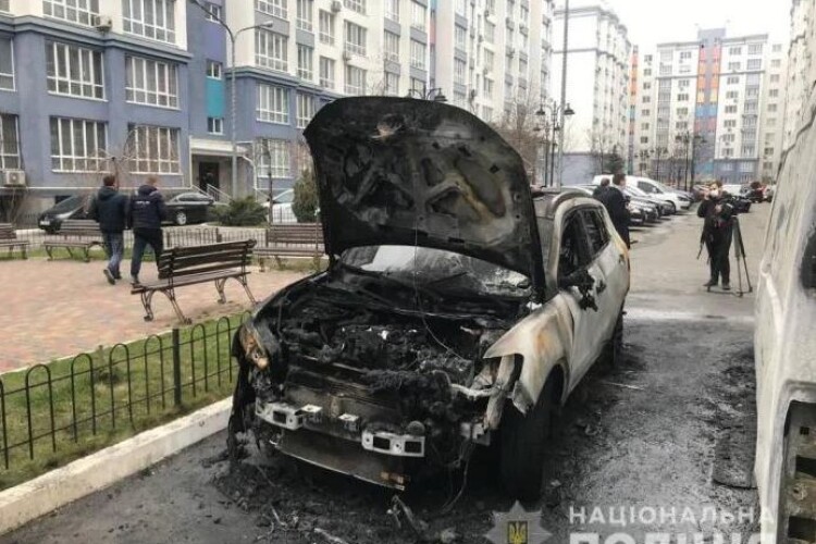 Молодик через ревнощі підпалив автівку залицяльника своєї подруги (Фото)