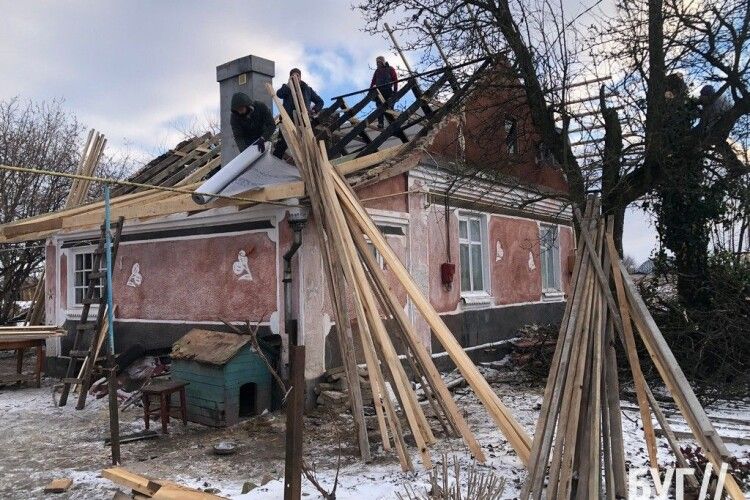 Будинок підпалили: волинянка, яка з трьома дітьми лишилися без даху, потребує допомоги