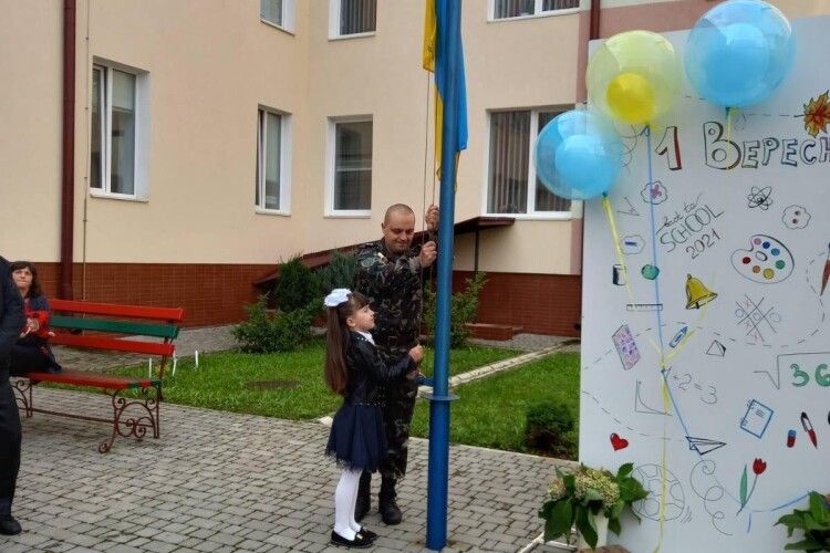 Військові підняли національні прапори в школах Волині
