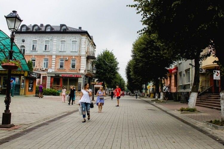 У Луцьку визначили, який транспорт може їздити вулицею Лесі Українки