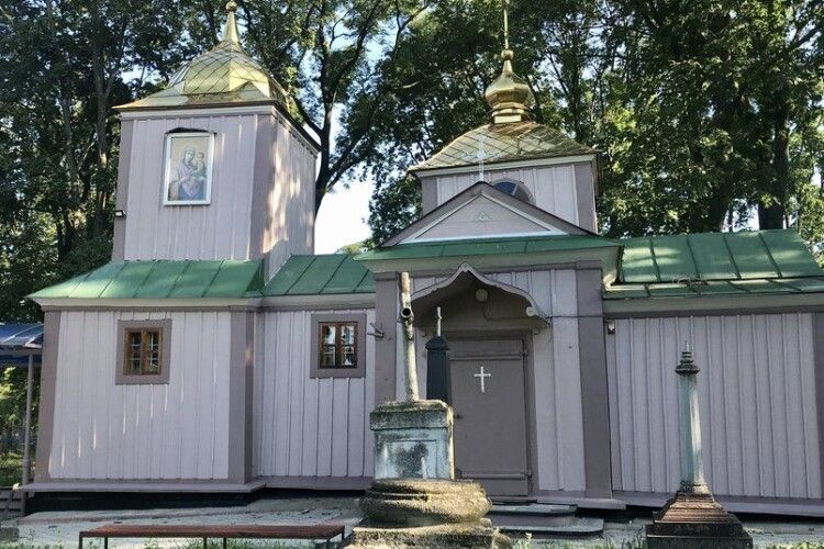 У Рівному побили вікна у церкві й пошкодили хрести на цвинтарі (Оновлено, фото)