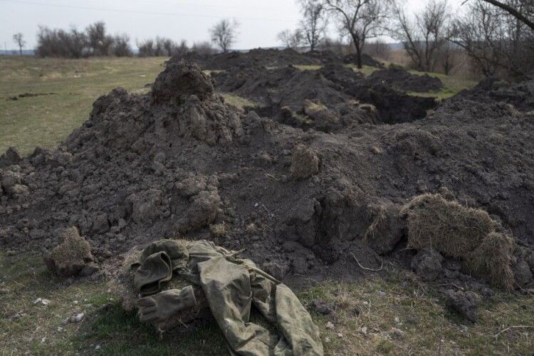 Окупанти пропонують жителям окупованого Маріуполя рити окопи за їжу