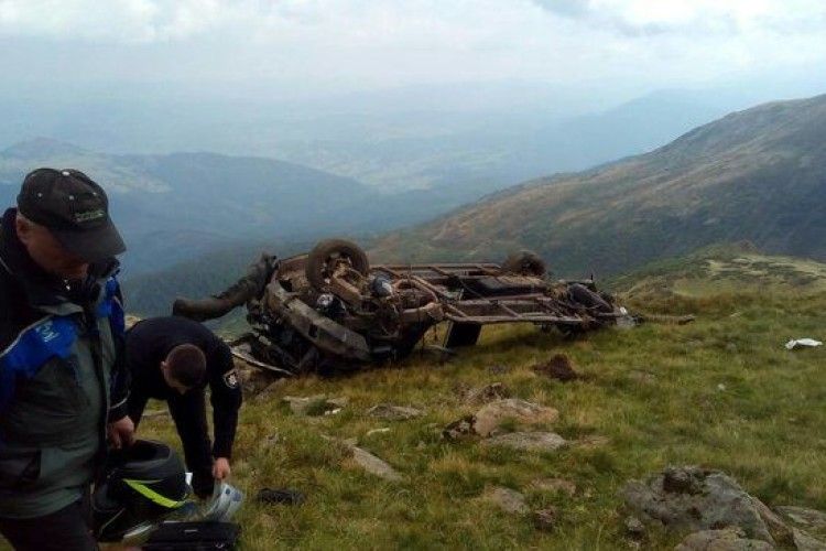 Двоє киян на позашляховику зірвалися в ущелину на Закарпатті 