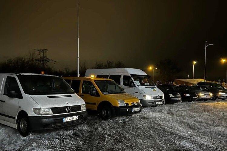 Дві волинські громади передали захисникам на Схід шість автомобілів