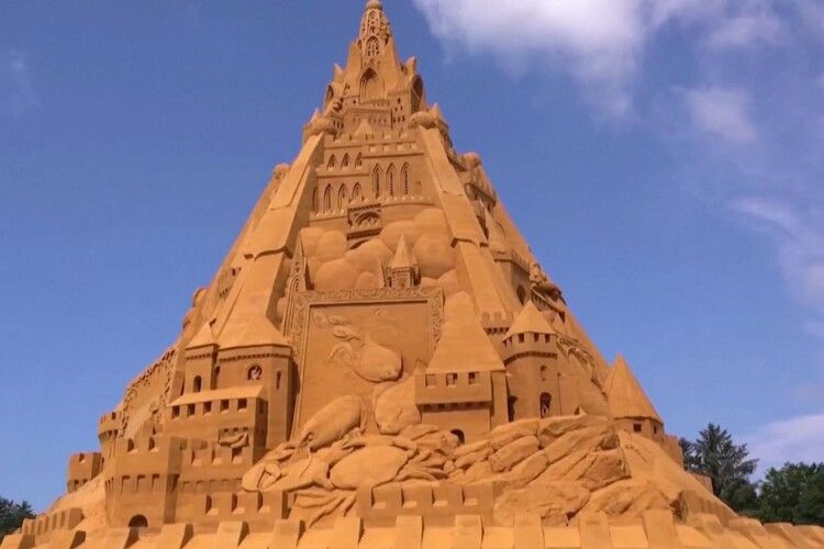 Неймовірно: побудували найвищий у світі замок з піску (Фото, відео)