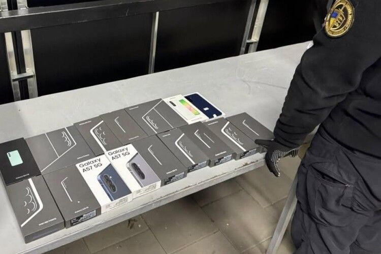 «Зеленим коридором» із новенькими Samsung: волинські митники вилучили партію смартфонів на пів мільйона