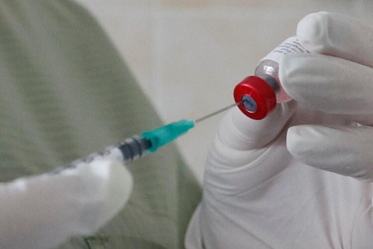 Китай починає другу фазу випробувань вакцини проти коронавірусу на людях