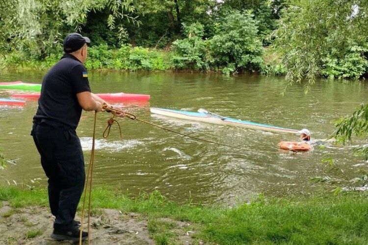 Дитина опинилася у воді: під час навчання волинських рятувальників сталося неочікуване