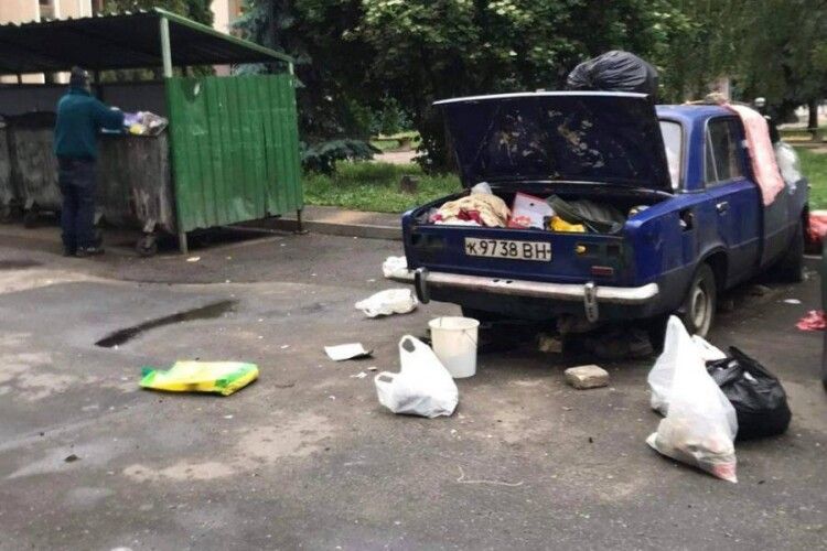 У покинутій автівці в Луцьку безхатьки облаштували собі прихисток