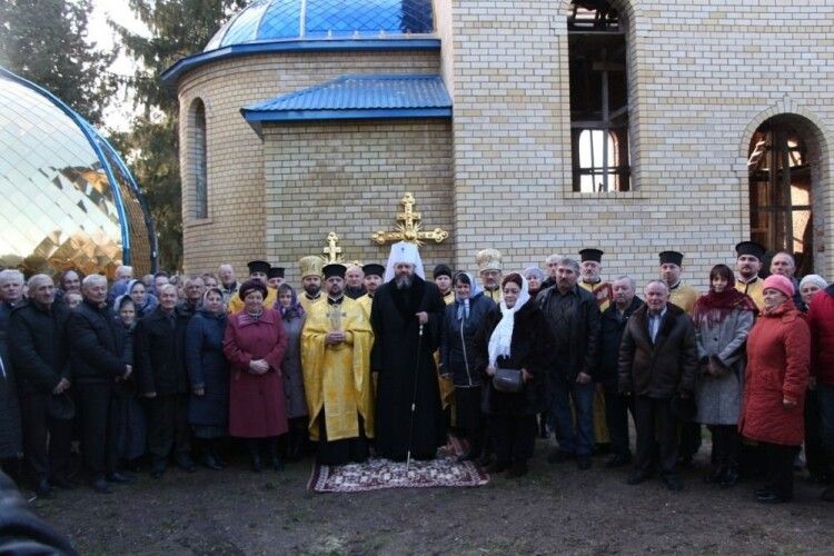 У Рудці-Козинській освятили накупольні хрести храму Святого Духа
