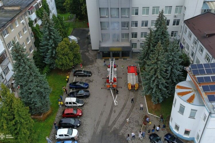У службовому кабінеті «виникла пожежа»: у Луцьку в одному з банків працювали рятувальники