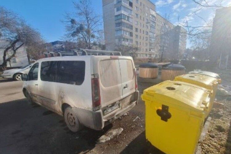 У Луцьку штрафують водіїв, які блокують сміттєві баки (Фото)