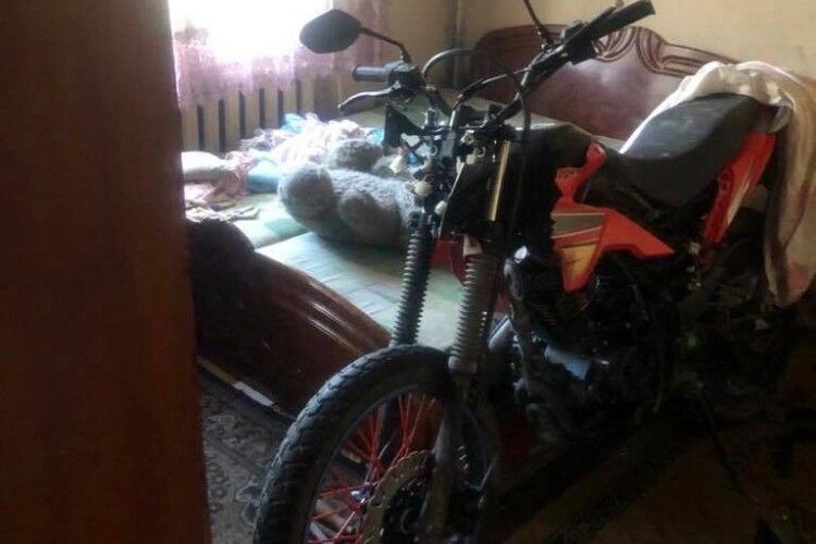 Чоловік вкрав мотоцикл з поліцейського спецмайданчика і ховав його у власній квартирі