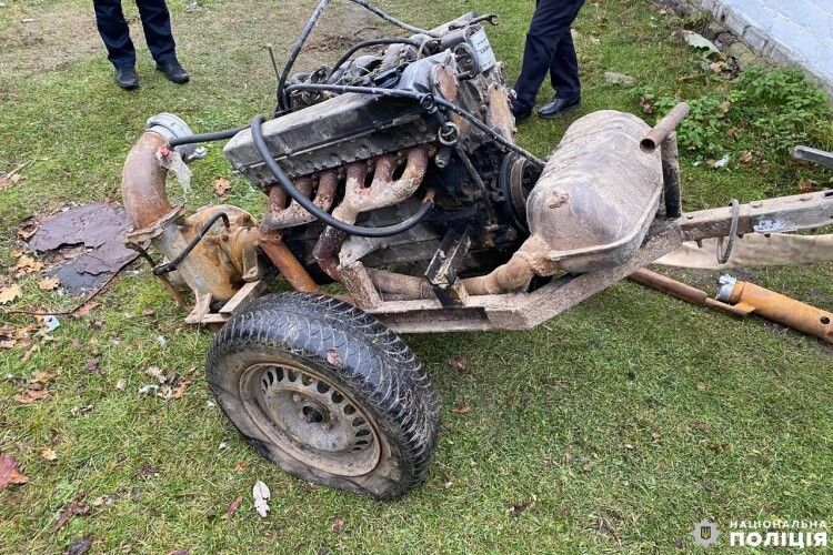 На Рівненщині у трьох місцевих чоловіків виявили незаконні мотопомпи, бурштин, наркотики та зброю